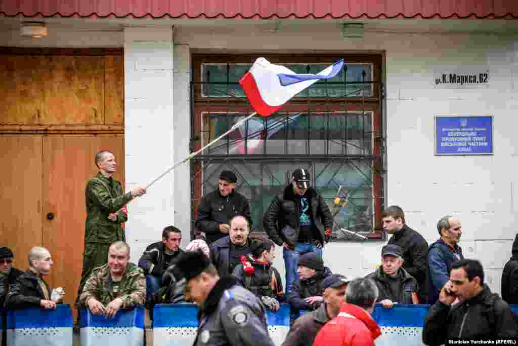 Представители &laquo;крымской самообороны&raquo; блокируют украинскую военную часть в Симферополе, 5 марта 2014 года