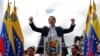 Лидер оппозиции и глава Национальной ассамблеи Хуан Гуайдо объявил себя временным президентом Венесуэлы на митинге в Каракасе, 23 января 2019 года