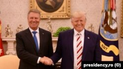 Президент Румынии Клаус Йоханнис (слева) обменивается рукопожатием с президентом США Дональдом Трампом во время встречи в Белом доме. Вашингтон, 20 августа 2019 года.