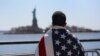 Иммигрант смотрит на статую Свободы в Нью-Йорке. 6 апреля 2013 года. 
