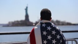 Иммигрант смотрит на статую Свободы в Нью-Йорке. 6 апреля 2013 года.
