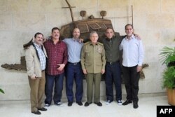 Рауль Кастро разом з усіма звільненими членами «кубинської п'ятірки» в Гавані. 17 грудня 2014 року