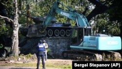 Під час демонтажу радянського танка Т-34, що був встановлений як пам’ятник, присвячений Другій світовій війні. Нарва, Естонія, 16 серпня 2022 року