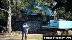Інженери 16 серпня почали демонтувати один із радянських меморіалів – танк Т-34 – у Нарві