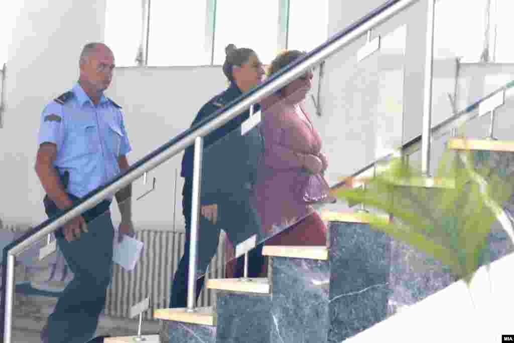 МАКЕДОНИЈА - Поранешната специјална обвинителка, Катица Јанева, по три часа го напушти Обвинителството за организиран криминал и корупција каде вршеше увид на доказите за случајот Рекет. По неа, во обвинителството останаа нејзините адвокати кои за медиумите изјавија дека не успеале да ги видат сите докази.