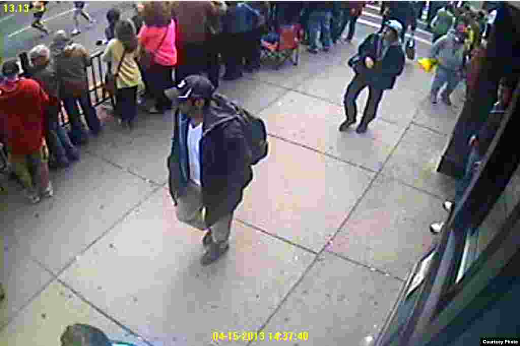 U.S. -- the FBI released this image of two Boston bombing suspects, 18Apr2013