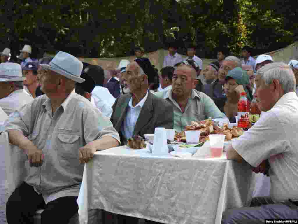 Uzbek and Kyrgyz survivors of last year's ethnic clashes in Osh attend a ceremony to mark the first anniversary of the violence. Photo by RFE/RL's Daisy Sindelar 