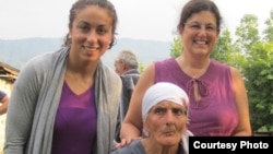 Elizabeth Stone sa svojim majkama, jul 2013.