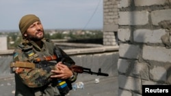 Украинские военный на посту близ Авдеевки. Донецкая область, 8 сентября 2014 года.