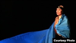 Опера әншісі Майра Мұхамедқызы өнер көрсетіп тұр. Алматы, 15 қыркүйек 2008 жыл