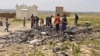 تصویری از جستجوی افراد محلی در محل سقوط آنچه که لاشه پهپاد آمریکایی خوانده می‌شود در استان ذمار در جنوب غربی یمن. 