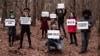 Актывісты кампаніі «Legalize Belarus» правялі пікет з цытатамі са сьпісу экстрэмісцкіх матэрыялаў, 14 сакавіка, недзе ў лесе