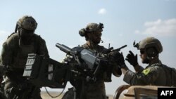 Сирийские демократические силы, поддерживаемые США, во время специальной операции в провинции Ракка, 25 мая 2016 года.