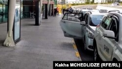 Cо второй половины 2019 года тбилисцев и гостей столицы будут обслуживать такси белого цвета