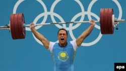 Чемпион лондонской Олимпиады по тяжелой атлетике Илья Ильин. 4 августа 2012 года. Иллюстративное фото.