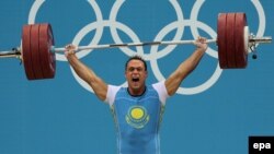 Казахстанский тяжелоатлет Илья Ильин стал двукратным олимпийским чемпионом после того, как на лондонской Олимпиаде обновил мировой рекорд в весе до 94 килограммов. Лондон, 4 августа 2012 года.