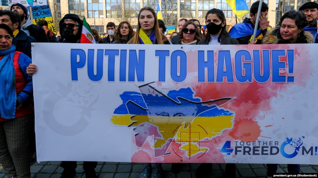 Протест срещу руската инвазия в Украйна. На плаката пише "Путин - в Хага!" Брюксел, Белгия, 6 март 2022 г.