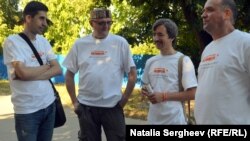 În campanie la Sculeni, (de la stg. la dr.) Iulian Ciocan, Vasile Botnaru, şi invitaţii experţi de la Chişinău lângă cortul REL de la Sculeni.