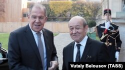Главы МИД России и Франции Сергей Лавров (слева) и Жан-Ив Ле Дриан, 27 ноября 2018 года, Париж (архив)
