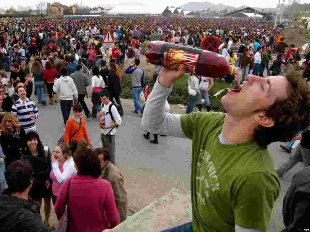 Španjolska - Proslava dolaska proljeća - Od 25.000 do 30.000 mladih okupilo se u Granadi na takozvanoj proljećnoj zabavi. Organizirana putem interneta ovo je trebalo da bude najbrojniji skup pijanih ljudi. 