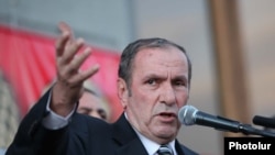 Armenia - Opposition leader Levon Ter-Petrosian addresses supporters in Yerevan, 01Oct2011.