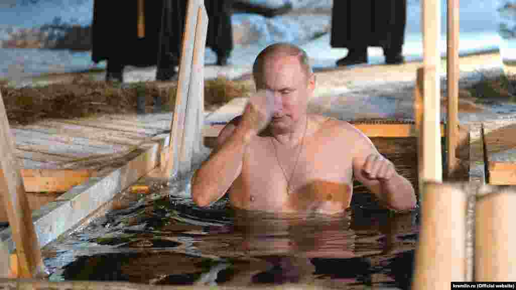 Ресей президенті Владимир Путин Шоқыну мерекесінде суға түсіп жатыр. 
