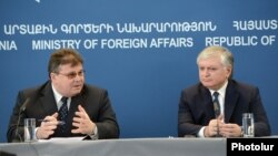 Главы МИД Литвы и Армении - Линас Линкявичус (слева) и Эдвард Налбандян в ходе совместной пресс-конференции, Ереван, 7 марта 2013 г. 
