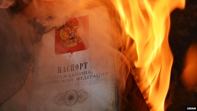 Палаючий паспорт громадянина Росії біля будівлі російського генерального консульства в Одесі під час акції вшанування пам’яті жителів Маріуполя, вбитих в результаті обстрілу російських гібридних сил. Одеса, 25 січня 2015 року