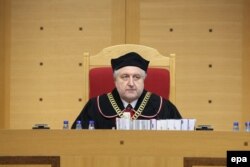Az Alkotmánybíróság akkori elnöke, Andrzej Rzepliński bíró ítéletet hirdet Varsóban 2016. március 9-én