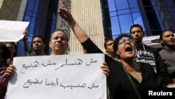 Müsürli aktiwistler prezident Abdel Fattah al-Sisä garşy şygarlary gygyrýarlar. Kair.