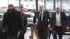 Харві Вайнштэйн (другі справа) заходзіць у будынак суда ў Нью-Ёрку (архіў)