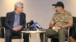 Armenia - Prime Minister Serzh Sarkisian (L) and opposition leader Nikol Pashinian meet in Yerevan, 22 April 2018.