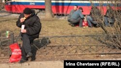 Волонтеры православного движения "Курский вокзал. Бездомные дети" поздравили бездомных с Пасхой