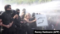 Демонстранти під струменями водометів, Гамбург, 7 липня 2017 року