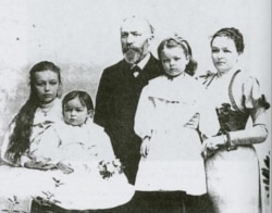 Іван Пулюй із дружиною Катериною та дітьми