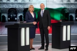  Цецка Цачева и Румн Радев по време на предизборния им ефирен спор, 10 ноември 2016 година 