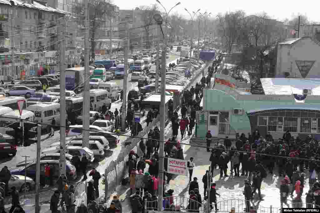 Жол кайгуул кызматкерлери кыймылды тартипке салууга аракет кылууда.&nbsp;