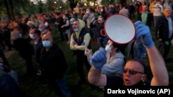 Ввечері 7 травня кількасот людей вийшли на пікет біля резиденції глави держави у центрі Белграда