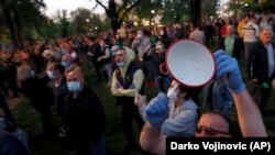 Ввечері 7 травня кількасот людей вийшли на пікет біля резиденції глави держави у центрі Белграда