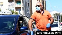 Taksista nosi zaštitnu masku, Podgorica, 17. mart