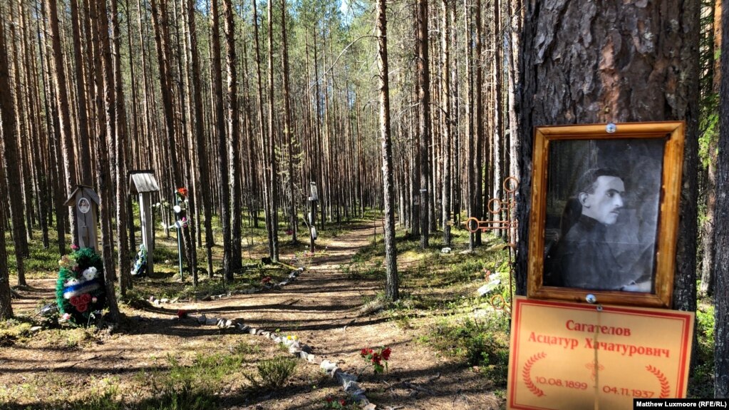 През 1997 г. активистът на "Мемориал" Юри Дмитриев открива един от най-големите масови гробове в Русия – в Сандармох, близо до границата с Финландия.