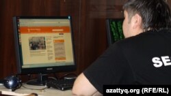 В интернет-клубе в Алматы. 2 мая 2012 года.