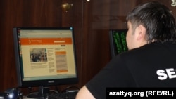 Интернет клубта Азаттық сайтын оқып отырған адам. Алматы, 2 мамыр 2012 жыл. (Көрнекі сурет)