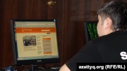 Интернет клубта Азаттық сайтын оқып отырған жігіт. Алматы, 2 мамыр 2012 жыл.