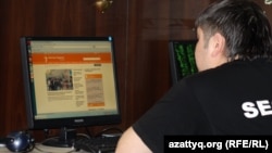 В интернет-кафе читают сайт Azattyq.org. Иллюстративное фото. Алматы, 2 мая 2012 года.
