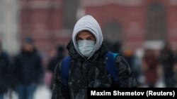 Мужчина в медицинской маске. Иллюстративное фото.