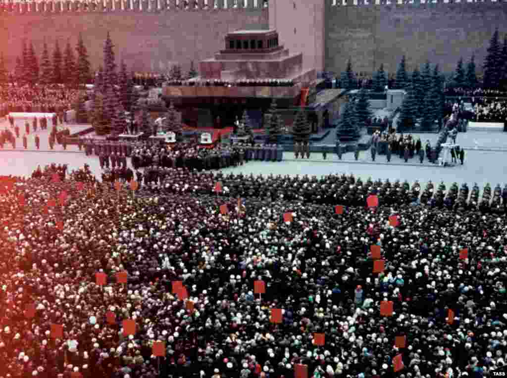 1968-ci il, 30 mart. Qızıl Meydan. Qaqarin və Seryogin-in dəfn mərasimi.