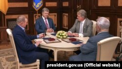 Нынешний президент Украины Петр Порошенко (второй слева) в компании экс-президентов Леонида Кучмы (слева), Виктора Ющенко (второй справа) и Леонида Кравчука