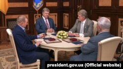 Зліва направо: 2-й президент України Леонід Кучма, 5-й президент Петро Порошенко, 3-й президенти Віктор Ющенко, 1-й президент Леонід Кравчук. 