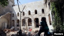 «Озброєння» сирійських повстанців: саморобні гранати – стаціонарною рогачкою, околиця Алеппо, 17 червня 2013 року